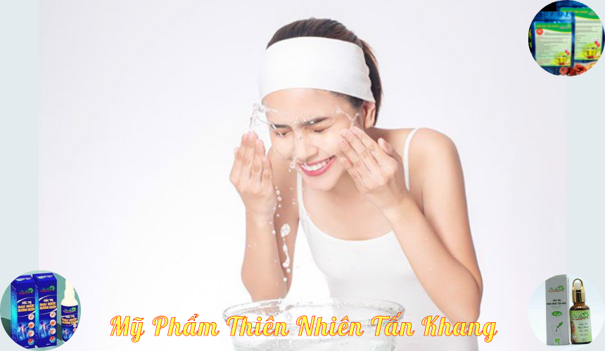 Rửa mặt sạch sẽ giúp loại bỏ hoàn toàn bã nhờn và bụi bẩn tồn tại bên trong nang lông
