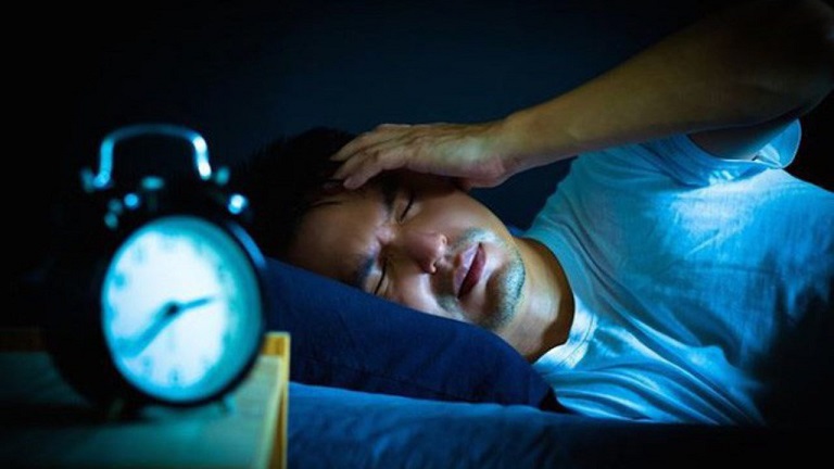 Mất ngủ kéo dài – Nguyên nhân, tác hại và cách điều trị hiệu quả. Mất ngủ xảy ra khi những tiêu chuẩn của một giấc ngủ ngon không được đảm bảo. Bạn luôn trong tình trạng khó đi vào giấc ngủ, không sâu giấc, mệt mỏi, mất tập trung, v.v… Mất ngủ kéo dài kéo theo rất nhiều tác hại đến sức khỏe, bao gồm cả những căn bệnh nghiêm trọng mà bạn không thể xem nhẹ.  Mất ngủ kéo dài gây ra nhiều tác động xấu cho cuộc sống hàng ngày Mất ngủ kéo dài gây ra nhiều tác động xấu cho cuộc sống hàng ngày Chứng mất ngủ kéo dài là gì? Giấc ngủ đóng vai trò vô cùng quan trọng với các cơ thể sống. Với con người, giấc ngủ giúp phục hồi sức lực và chuẩn bị năng lượng cho ngày mới. Bước vào giấc ngủ, cơ thể tạm ngừng các hoạt động vận động, hoạt động cảm giác một cách tương đối. Hệ cơ bắp được thư giãn, khả năng phản ứng với các kích thích từ bên ngoài giảm xuống.  Mất ngủ khó ngủ là tình trạng rối loạn giấc ngủ, không đảm bảo các tiêu chí về số lượng, chất lượng, cơ thể mệt mỏi vào ngày hôm sau. Mất ngủ thường gặp: mất ngủ cấp tính và mất ngủ mãn tính hay còn gọi là mất ngủ kéo dài.  Mất ngủ mãn tính là hiện tượng mất ngủ kéo dài hơn 1 tháng, giấc ngủ thường chỉ dài khoảng 3-4 tiếng/ngày. Người mất ngủ gặp khó khăn trong việc đưa cơ thể vào giấc ngủ, thường họ mất 30 phút đến hơn 1 tiếng mới có thể ngủ được. Chất lượng giấc ngủ rất kém, thời gian ngủ ngắn, không sâu giấc, dễ giật mình tỉnh dậy nhiều lần, dễ gặp ác mộng. Tinh thần không được sàng khoái, luôn trong trạng thái mệt mỏi vào ngày hôm sau.  Nguyên nhân mất ngủ kéo dài Mất ngủ mãn tính xảy ra do nhiều nguyên nhân khác nhau tác động. Trong đó, nguyên nhân gây mất ngủ kéo dài thường xuất phát từ chính bản thân bạn đặc biệt là những người có bệnh lý cơ thể hoặc bệnh lý tâm thần, thần kinh.  Các bệnh lý tâm thần, thần kinh  Đây là một trong những nguyên nhân chính gây ra chứng mất ngủ kinh niên, kéo dài cho người bệnh. Theo nghiên cứu từ thực trạng bệnh, ước tính có khoảng 35 – 50% người mất ngủ triền miên có liên quan đến bệnh lý về thần kinh.  Riêng ở Việt Nam, Nghiên cứu về mất ngủ ở TP HCM (năm 2005) cho thấy chúng ta thấy rằng: trong số các trường hợp mất ngủ thì những người mắc các bệnh lý về tâm thần chiếm đến 14,5%.  Một số bệnh lý tâm thần là nguyên nhân gây mất ngủ kéo dài:  Những người bị mắc bệnh trầm cảm, hưng cảm. Những người bị chứng rối loạn lo âu lan tỏa, rối loạn stress sau chấn thương Các bệnh nhân bị tâm thần phân liệt Những người mắc chứng bệnh sa sút trí tuệ Những người bị nghiện các chất dạng thuốc phiện, chất kích thích, caffeine, các chất cồn (rượu, bia) Tình trạng khó ngủ hoặc không ngủ được hơn 1 tháng là biểu hiện của mất ngủ kéo dài Tình trạng khó ngủ hoặc không ngủ được hơn 1 tháng là biểu hiện của mất ngủ kéo dài Các bệnh lý về giấc ngủ:  Hiện tượng mất ngủ kéo dài cũng có thể bắt nguồn từ các bệnh lý về giấc ngủ như: mộng du, ngưng thở khi ngủ, mơ ác mộng, v.v…  Một số bệnh lý thường gặp:  Một trong những nguyên nhân mất ngủ kéo dài bắt nguồn từ các bệnh lý đa khoa thường gặp như: dị ứng, bệnh tim, cao huyết áp, các bệnh hen suyễn, viêm phế quản, lao, viêm khớp, v.v…  Các bệnh lý trên thường kéo theo những triệu chứng riêng như: mất ngủ khó thở, ho, ngứa, đau tim, chóng mặt, nhức xương khớp, v.v… làm cho bạn khó chịu, khó đi vào giấc ngủ, ngủ chập chờn, lâu ngày sẽ dẫn đến mất ngủ đêm kéo dài.  Các tình trạng sinh lý khác:  Một số tình trạng sinh lý khác cũng tác động và cộng hưởng với các tác nhân trên dẫn đến mất ngủ dần trở thành chứng mất ngủ kéo dài khiến bạn mệt mỏi. Ví dụ như: hành kinh, mãn kinh, sốt, có thai, ốm nghén, v.v…  Một số biểu hiện nhận biết bệnh mất ngủ triền miên Bên cạnh một số biểu hiện giống với chứng mất ngủ cấp tính, mất ngủ kéo dài cũng có thêm một số biểu hiện riêng để người bệnh có thể dễ nhận biết:  Đau đầu mất ngủ kéo dài Đau đầu là hệ quả đi kèm với việc bạn bị mất ngủ triền miên. Nguyên nhân gây ra đau đầu được xác định là do tế bào thần kinh không nhận đủ lượng máu lên não, làm căng thẳng thần kinh. Triệu chứng này thường xuất hiện vào ban đêm làm cho tình trạng mất ngủ càng trở nên nặng hơn. Tình trạng đau đầu có thể kéo dài cho đến sáng hôm sau gây ra rất nhiều khó chịu cho người bệnh.  Mất ngủ kéo dài thường gây ra đau đầu cho người bệnh Tình trạng khó ngủ hoặc không ngủ được hơn 1 tháng là biểu hiện của mất ngủ kéo dài Mất ngủ đêm kéo dài và khó ngủ nghỉ vào buổi trưa Dấu hiệu dễ biết nhất là người bệnh sẽ khó đi vào giấc ngủ, dễ giật mình tỉnh giấc giữa đêm, không thể tiếp tục giấc ngủ, tỉnh dậy quá sớm. Thần kinh căng thẳng, mệt mỏi do đau đầu mất ngủ gây ra.  Hơn nữa, thời gian ngủ trưa cũng gặp nhiều khó khăn hơn người bình thường. Họ khó có thể ngủ trong một thời gian ngắn dẫn đến rất nhiều ảnh hưởng cho công việc vào buổi chiều.  Cảm giác mệt mỏi, chán và biếng ăn Việc ngủ không ngon, cơ thể không được nghỉ ngơi để phục hồi dẫn đến suy nhược thần kinh, không có cảm giác thèm ăn sinh ra biếng ăn làm cho cơ thể dễ bị suy nhược, sức đề kháng kém, dễ mắc các bệnh lý khác.  Mắc các tình trạng suy giảm trí nhớ Mất tập trung, giảm trí nhớ là hồi chuông cảnh báo mất ngủ triền miên đang ảnh hưởng rất nhiều đến chất lượng cuộc sống của bạn. Bạn nên nhanh chóng đi khám để điều trị sớm.  Tác hại của mất ngủ kéo dài Mất ngủ kéo dài gây ra những hệ lụy xấu cho sức khỏe và cuộc sống của bạn. Ngoài việc làm cho bạn mất tập trung, không tỉnh táo vào ngày hôm sau thì tình trạng mất ngủ kéo dài còn mang theo nguy cơ tiềm ẩn khác đe dọa đến sức khỏe, chất lượng cuộc sống.  Gây ra rối loạn tâm lý, cảm xúc Các nghiên cứu khoa học cũng đã chỉ ra nguyên do tại sao mất ngủ kéo dài dễ dẫn đến trầm cảm. Mất ngủ đêm kéo dài sẽ khiến người bệnh mất khả năng điều khiển cảm xúc, tâm trạng của mình.  Họ bị cuốn vào vòng xoáy của những suy nghĩ tiêu cực, lo lâu, rơi vào trạng thái cô đơn, không ai hiểu mình dần dẫn đến trầm cảm. Hơn nữa chứng bệnh này là nguyên nhân làm trí nhỏ bị sụt giảm 33% so với người thường.  Người bệnh thường lâm vào trạng thái lo âu, căng thẳng dẫn đến trầm cảm Người bệnh thường lâm vào trạng thái lo âu, căng thẳng dẫn đến trầm cảm Dễ mắc các chứng rối loạn tâm lý kèm theo Theo các nghiên cứu y học, hiện tượng mất ngủ kéo dài là một trong những nguy cơ làm tăng khả năng mắc các chứng rối loạn thần kinh mà phổ nhất nhất là bệnh trầm cảm.  Làm suy giảm khả năng miễn dịch, sức đề kháng Tác hại của mất ngủ kéo dài còn được thể hiện qua việc hệ thống miễn dịch có thể bị phá vỡ. Khả năng chống lại các vi sinh vật, virus của cơ thể bị mất hoặc giảm xuống làm cho bạn dễ bị bệnh hơn.  Ngoài ra, cơ thể mất ngủ triền miên cũng làm giảm hoạt động của các tế bào giết tự nhiên, làm tăng nguy cơ bị ung thư trực tràng lên 36% so với người ngủ đủ và ngon giấc.  Tăng nguy cơ bị béo phì Với những người bị mất ngủ, nồng độ leptin (chất giúp cảm thấy no bụng) giảm và hormone kích thích đói tăng lên làm cho bạn luôn có cảm giác đói và thèm ăn, đặc biệt là đồ ngọt, đồ mặn và nhiều chất béo. Do đó, những người ngủ dưới 5 tiếng/ ngày làm tăng nguy cơ béo phì cho mình lên 50%.  Suy giảm nhu cầu sinh lý, giảm khả năng sinh sản Mất ngủ làm giảm ham muốn tình dục ở cả nam và nữ. Đặc biệt với nam giới bị chứng ngưng thở khi ngủ làm cho giấc ngủ bị gián đoạn, nồng độ testosterone thấp hơn, xu hướng tình dục cũng giảm.  Ngoài ra, tác hại mất ngủ triền miên còn thể hiện trong thụ thai khó khăn hơn do các hormone sinh sản được tiết ra thấp hơn người bình thường.  Ảnh hưởng nhiều đến chất lượng đời sống vợ chồng và sinh sản Ảnh hưởng nhiều đến chất lượng đời sống vợ chồng và sinh sản Tăng nguy cơ mắc các bệnh về tim mạch, tiểu đường hơn người bình thường Tình trạng mất ngủ kéo dài làm tăng nguy cơ mắc bệnh tim mạch lên 48% do nhịp tim tăng, huyết áp tăng, nồng độ các chất liên quan đến quá trình viêm tăng lên nên tim bạn phải làm việc nhiều hơn, gánh nặng nhiều hơn.  Các nghiên cứu y khoa cũng cho thấy, người mất ngủ có nguy cơ mắc bệnh tiểu đường cao gấp 3 lần người khác. Cách cơ thể xử lý glucose và sử dụng năng lượng bị thay đổi, dẫn đến những người thiếu ngủ hoặc ngủ quá ít sẽ dễ mắc bệnh tiểu đường type 2.  Tăng khả năng mắc các bệnh lý về thần kinh Mất ngủ là một trong những nguyên nhân dẫn đến các bệnh về thần kinh liên quan như: đau đầu mất ngủ kéo dài, động kinh, Alzheimer, đột quỵ.  Theo công bố trên tạp chí Neuroscience của Mỹ, chứng mất ngủ kéo dài làm khả năng teo não lên 25% và nguy cơ đột quỵ tăng lên gấp 8 lần.  Cách điều trị chứng mất ngủ kéo dài Mất ngủ kéo dài phải làm sao để có thể cải thiện tình trạng giấc ngủ luôn là mối lo của nhiều người. Thực tế bệnh mất ngủ là một trong những chứng bệnh phổ biến, không phân biệt độ tuổi cũng như giới tính, nên phương pháp điều trị cũng rất đa dạng.  Đến các cơ sở y tế để khám và tìm ra nguyên nhân gây mất ngủ kéo dài Nguyên tắc của điều trị bệnh mất ngủ kéo dài là phải loại bỏ được các nguyên nhân chủ quan từ chính người mất ngủ.  Trước hết, để đảm bảo an toàn và tìm ra đúng bệnh, đưa ra đúng phương pháp điều trị thì bạn nên đến gặp bác sĩ. Bác sĩ thông qua các thông tin từ bạn như: nghề nghiệp, tuổi tác, môi trường sống, tiền sử bệnh, các vấn đề về tâm lý, v.v… để tìm ra nguyên nhân cụ thể gây mất ngủ.  Xây dựng chế độ dinh dưỡng giúp cải thiện chất lượng giấc ngủ Một đế độ sinh dưỡng phù hợp được xây dựng trên một chế độ ăn hợp lý và khoa học. Đây cũng là phương pháp được nhiều bác sĩ khuyến nghị áp dụng để điều trị chứng mất ngủ kéo dài, nâng cao sức đề kháng, phục hồi sức khỏe.  Ảnh hThực phẩm hỗ trợ bổ sung các chất cần thiết để điều trị mất ngủ kéo dài Thực phẩm hỗ trợ bổ sung các chất cần thiết để điều trị mất ngủ kéo dài Trong thực đơn hàng ngày, người bệnh nên cố gắng bổ sung một số thực phẩmnhư:  Thực phẩm bổ sung acid amin tryptophan có nhiều trong: hải sản, sữa và các sản phẩm từ sữa, các loại đậu, v.v… Thực phẩm giàu canxi từ sữa chua, đậu bắp, sữa ít béo, v.v… Thực phẩm cung cấp thêm magie để hỗ trợ điều trị bệnh mất ngủ kéo dài như: rau lá màu xanh đậm, mầm lúa mì, v.v.. Nhóm vitamin B6 có trong: cá, thịt, chuối, bơ, v.v… Bổ sung Melatonin thông qua trái cây (cà chua, dưa leo, bông cải xanh, v.v…), ngũ cốc, các loại hạt. Mất ngủ kéo dài nên uống thuốc gì theo Tây y? Nếu tình trạng mất ngủ triền miên, người bệnh cần sử dụng đến thuốc. Tuy nhiên, sử dụng loại nào và liều lượng ra sao người bệnh cần đi khám để bác sĩ kê đơn cho đúng. Tranh tự ý sử dụng các loại thuốc an thần, thuốc ngủ quá liều. Bởi vì, các loại thuốc này đều gây ra tác dụng phụ làm suy giảm trí nhớ.  Một số loại thuốc thường được sử dụng trong điều trị mất ngủ kéo dài:  Các dòng thuốc an thần kinh mới  Các dòng thuốc an thần thường có tác dụng gây ngủ mạnh, dễ gây béo phì (sử dụng thời gian dài). Dòng thuốc này thường được chỉ định cho người mất ngủ kèm theo chán ăn, biếng ăn, trầm cảm, chứng lo âu lan tỏa. Một số thuốc thuộc dòng thuốc an thần kinh mới như: Amisulpride, Quetiapine, Olanzapine, v.v… Thuốc Olanzapine điều trị mất ngủ Thuốc Olanzapine điều trị mất ngủ Loại thuốc chống trầm cảm đa vòng hoặc 3 vòng cho người mất ngủ  Các loại thuốc này sẽ tác động vào hệ Serotonin trong não, đúng cơ chế hoạt động của giấc ngủ.  Ưu điểm là không gây lờn thuốc tuy nhiên lại có tác dụng chậm. Thông thường, người bệnh phải dùng thuốc khoảng 3 đến 5 tuần thì mới thấy tác dụng của thuốc  Nhược điểm: gây ra một số tác dụng phụ như: khô miệng, táo bón, những bệnh nhân bị u xơ tiền liệt tuyến dễ bị bí tiểu, v.v….  Một số thuốc thuộc dòng thuốc chống trầm cảm đa vòng – 3 vòng như: Mirtazapine, clomipramine, v.v….Thuộc được chỉ định dùng cho người mất ngủ trầm cảm, mất ngủ do đau nhức, lo âu.  Để tránh tác dụng phụ và tăng tác dụng của thuốc, bác sĩ sẽ kết hợp 2-3 loại thuốc với nhau.  Các loại thuốc thường được kết hợp: thuốc bình thần loại thấp – an thần mới – chống trầm cảm 3 vòng (liều trung bình). Các loại thuốc sẽ được cắt dần để đảm bảo cho sức khỏe và hiệu quả điều trị:  Sau 2 tuần: cắt thuốc bình thần Sau 4 tuần: Cắt thuốc an thần mới Duy trì thuốc chống trầm cảm 3 vòng trong 36 tháng. Nếu đã sử dụng đến phương pháp dùng thuốc, người bệnh cần tuân theo mọi sự hướng dẫn của bác sĩ. Không vi lo lắng mất ngủ kéo dài phải làm sao mà sử dụng thuốc theo ý mình, gây ra hậu quả cho sức khỏe của bản thân.  Chữa mất ngủ bằng bài thuốc Đông y Điều trị mất ngủ kéo dài bằng các bài thuốc Đông y sẽ hỗ trợ trị đúng căn nguyên gây ra bệnh mất ngủ, tận gốc của bệnh, điều hòa ngũ tạng, nâng cao thể trạng và sức đề kháng nên mang lại hiệu quả lâu dài.  Người mất ngủ triền miên có thể tham khảo một số thuốc Đông y:  Thảo Mộc Dưỡng Nhan Tấn Khang.  Thành phần: Táo đỏ, lạc tiên, gạo lức, đậu xanh, cam thảo, rễ sâm, kỷ tử, chùm ngây, cỏ ngọt và một số thành phần khác theo công thức nhà Tấn Khang.   Thuốc Đặc Trị Hôi Nách Tấn Khang     Công dụng: Hổ trợ trị rối lọan tiền đình và mất ngủ, ổn định và giảm đường huyết. Hỗ trợ phòng chống ung thư, giúp giảm cân, giúp hạ mỡ máu, gan nhiễm mỡ. Hổ trợ điều trị gout, chữa nám, sạm da, mụn nhọt, nấu nước tắm cho trẻ em nhiều rôm sảy. Hổ trợ chữa thấp khớp, chữa say nắng, sốt. Giúp đào thải mỡ xấu trong máu, giúp làm cho làn da hồng hòa và trẻ hóa. Hỗ trợ trị mụn, nám, tàn nhang. Hỗ trợ trị mất ngủ, giúp ngủ ngon. Hỗ trợ thanh lọc gan và hoạt huyết, giúp máu huyết lưu thông tốt. Sản phẩm phù hợp và rất tốt cho sức khỏe tất cả mọi lứa tuổi, mọi người.  Thảo mộc dưỡng nhang Tấn Khang   Hướng dẫn sử dụng:   Lấy 1 nắm thảo mộc dưỡng nhan cho vào bình lọc pha trà (sứ hoặc thủy tinh). Cho 1 ít nước sôi vào bình trán sơ qua rồi chắc nước ra rồi sau đó cho 2 lít nước đã đun sôi vào bình và uống thay nước lọc hằng ngày.   Hạng sử dụng: 3 tháng kể từ khi mở nắp.  Thảo Mộc Ngâm Chân Tấn Khang.  Thảo mộc ngâm chân Tấn Khang    Thành Phần: 24 loại thuốc nam và theo phương thức gia truyền.  Công dụng: Hoạt huyết, trị ra mồ hôi tay, chân, hỗ trợ trị mất ngủ, trị rối loạn tiền đình, tê bì chân tay, gai cột sống, thần kinh tọa, thoái hóa cột sống, suy giãn tĩn mạch.   Hướng dẫn sử dụng: Lấy một nắm lá thuốc nấu với 1 lít nước, nước sôi đổ thuốc ra thau để cho nước âm ấm tầm 50 độ. Sau đó ngâm chân tầm 15 phút. Lau khô chân và xoa bóp thuốc xoa bóp Tấn Khang rồi đi ngủ.   Lưu ý: Đối với bệnh nhân bị suy giãn tĩnh mạch cho đá lạnh vào thau nước trong khi ngâm chân.  Đông Y Gia Truyền Tấn Khang chúc bạn sức khỏe và bình an.